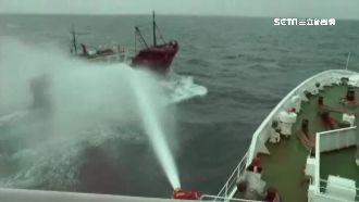 中國漁船頻越界捕撈　海巡祭水砲驅離