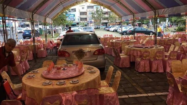 「轎車」挑戰新婚！宴會現場硬卡位