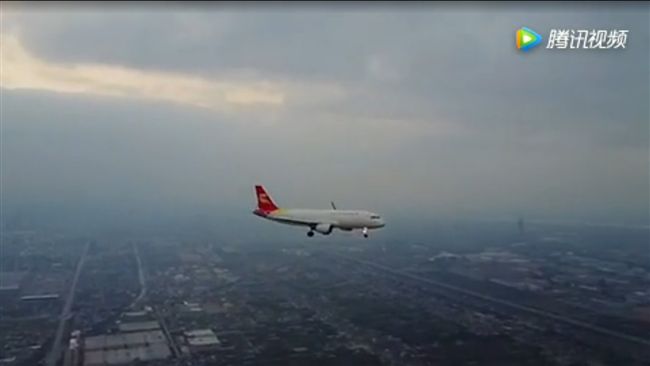 空拍機近拍飛機降落　攝影者遭警逮捕