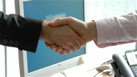 握手,合作,交易,談判,商談,職場（圖／Pixabay）