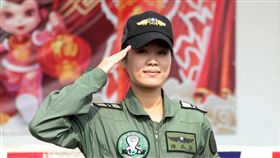 航空602旅第一做戰隊中尉飛行官陳品棻，是我國第一位的眼鏡蛇戰鬥直升機女飛行官　記者邱榮吉攝