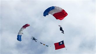 春巡神龍跳傘　梁文英弟弟也在列