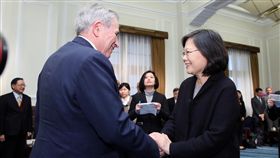 蔡英文總統接見「美台商業協會」（US-Taiwan Business Council）理事主席伍佛維茲大使（Amb. Paul Wolfowitz）　圖／總統府提供