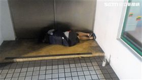 莊女醉倒超商門口，身旁擺著高粱酒空瓶，店員察覺有異，清點發現少了瓶酒，懷疑竊賊便是莊女，隨即打電話報警處理。（翻攝畫面）