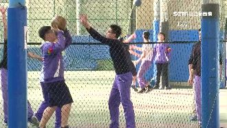 這球場廁所不借！放尿要跑1公里宮廟