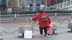 大媽,大陸,微博,欄杆,馬路,天橋,過馬路,破壞公物　圖／翻攝自微博