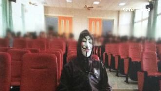 課堂播布袋戲　數學師扮V怪客嚇壞人