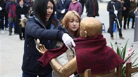 南韓民團在日本駐韓大使館前設立慰安婦銅像。(圖/翻攝自韓聯社)-http://chinese.yonhapnews.co.kr/domestic/2017/01/17/0406000000ACK20170117006200881.HTML
