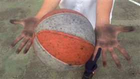 輪胎,桃園,泰豐,大火,毒氣,籃球場,小黑粒　圖／翻攝自我是中壢人臉書