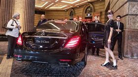 Mercedes-Benz S 400 L 台灣賓士提供　蜜拉喬娃維琪 惡靈古堡 Milla Jovovich 保羅安德森