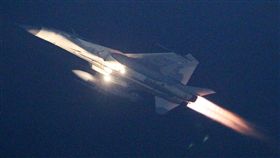 「國軍106年春節加強戰備」，空軍在台南基地安排IDF戰機展示「大兵力滑行」以及「夜間單機起飛科目」。記者邱榮吉攝