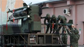 國軍106年春巡，空軍在台南基地演練天劍一型防空飛彈掛載、IDF戰機起飛前360度檢測。 記者邱榮吉攝