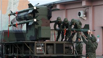 劍一飛彈掛載　人員腳步有玄機