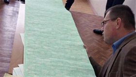 16:9
連作弊都如此戰鬥…俄大學生準備1層樓高小抄　教授看傻眼
圖／翻攝自barstoolsports
http://www.barstoolsports.com/iowa/students-in-russia-caught-with-a-12-foot-long-cheat-sheet-for-their-physics-exam/