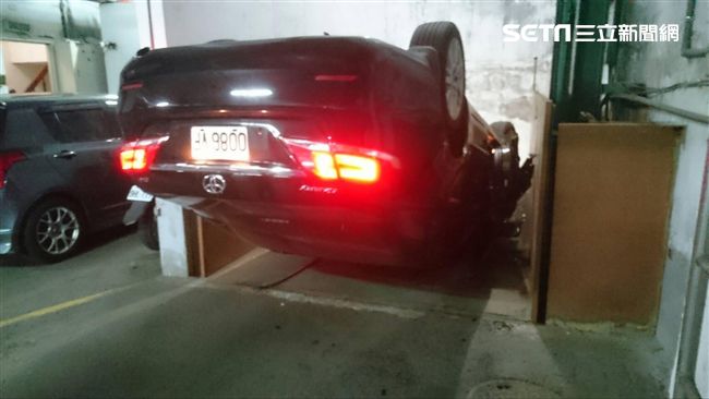 女誤踩油門暴衝　轎車直墜地下室