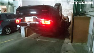 女誤踩油門暴衝　轎車直墜地下室