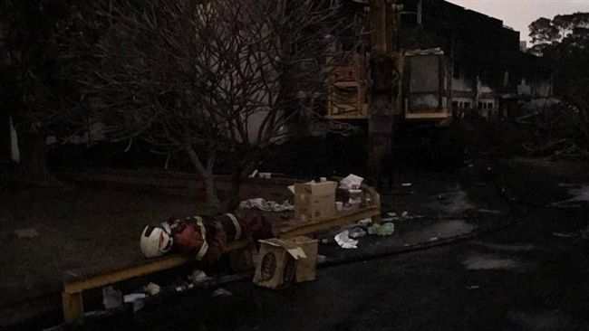 連夜搶救大火　消防員累癱焦黑火場