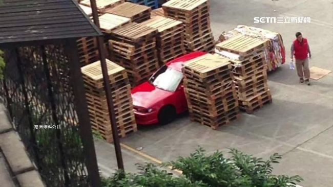 亂停車擋集貨路線　賣場員工棧板圍車