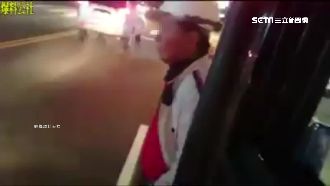 翁冒險肉身擋車　遭爆靠提告賺紅包錢