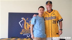 楊培宏與史耐德（圖／記者王怡翔攝）