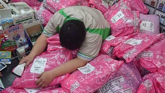 台灣人有多愛買　一張店員累癱照秒懂