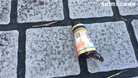 李男酒後與詹男發生口角，拿起酒瓶敲破後朝詹男脖子猛刺，警方到場先將詹男送醫，再把李男帶回派出所訊問。（翻攝畫面）