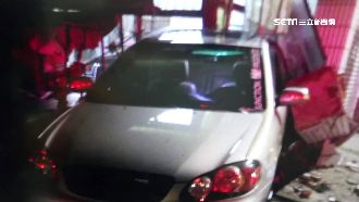 危險路口急彎難減速　小轎車衝撞民宅