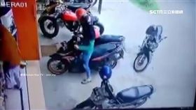 大馬女喬機車喬半天。(圖/翻攝自sukan starTV-sstv.com)