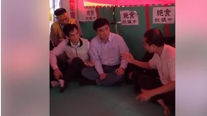 郝批小英：「事主裝公親」要裝多久