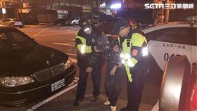 陳翁寒夜坐在超商前7小時無人聞問，鄒姓女警發現後上前關心，並將他及時送醫，讓左大腿骨裂的陳翁免於挨餓受凍（翻攝畫面）