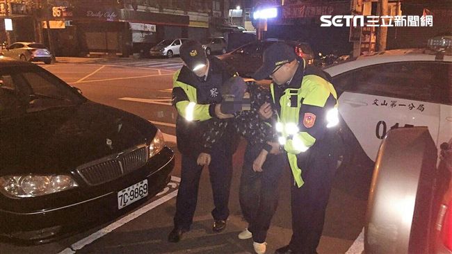 老翁左腿骨裂走不動　寒夜獨坐7小時