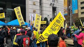 台灣釣權團結聯盟15日號召500多名釣客至交通部抗議，認為休閒釣魚不屬漁業捕魚活動，應將休閒釣魚跟職業採補劃分開來，不應被漁業署裁罰。（圖／翻攝自台灣釣權團結聯盟臉書）https://goo.gl/ZxcjWx