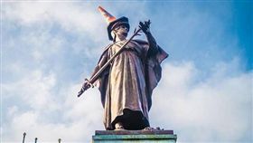 蘇格蘭高地鐵路北線終點小鎮威克（Wick），當地紀念一二戰陣亡將士的紀念塑像遭惡作劇。（圖／潘米奇授權提供）