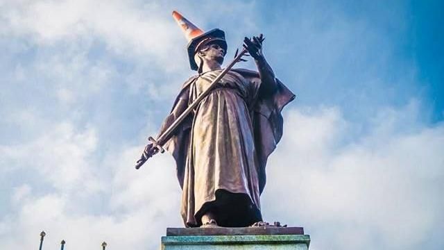 惡搞紀念雕像　偉人被「戴高帽」
