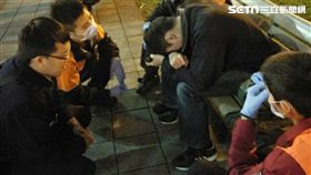 周男因女友劈腿萬念俱灰，日前跑到河濱公園跳河自殺，遭到兩名警員及時拉回岸邊，並善勸他打消念頭（翻攝畫面）