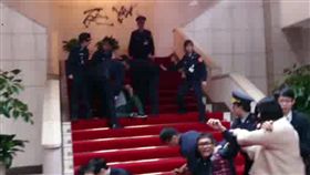 國民黨黨工自救會成員衝進行政院。（記者盧素梅攝）