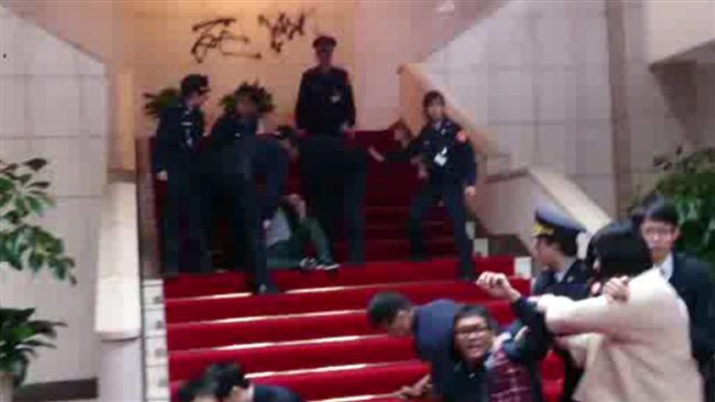 藍黨工突襲政院　政院讉責但不提告