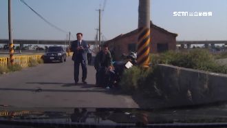 騎士自撞倒地　縣議員、分局長急救人