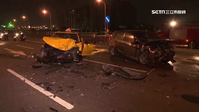 疑不熟路況　轎車逆向撞小黃1死4傷