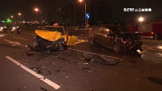 疑不熟路況　轎車逆向撞小黃1死4傷