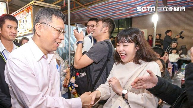 發放雞年發財金　柯文哲感嘆這件事