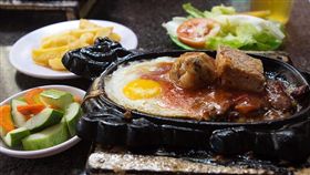 大餐、牛排。(圖／Flikr　CC授權／原作者Son Tran／網址http://bit.ly/2k5ygfR)