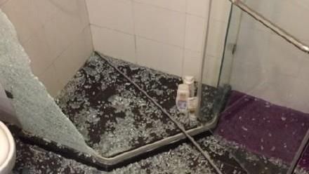 洗澡浴室玻璃整片爆裂　港女遊台嚇慘