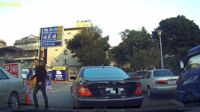 懸掛議員停車證！賓士車馬路中央倒車