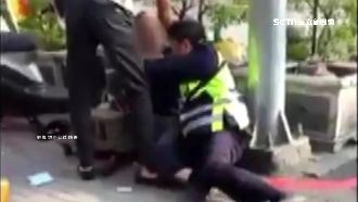 運將違停被取締　開車衝撞警又開扁