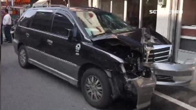 訪友巧遇路邊車禍　一看竟是父兄撞車