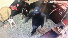 邱男結婚宴客全家人出席，家中卻遭小偷光顧，損失70萬元，包括裝潢費50萬元及珍珠項鍊等珠寶飾品（翻攝畫面）