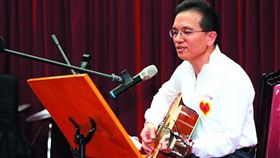 名家_高院庭長王國棟放下法槌、卸下法袍，拿起吉他，打響高院歌唱大賽第一炮。（圖／郭晉瑋攝影／新新聞）