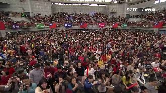 鴻海尾牙眾星雲集！張菲5度接主持棒