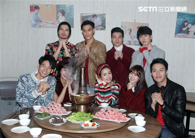林依晨今率林柏宏、張睿家、簡宏霖、孫沁岳、李迪恩、黃心娣、邱思琹、張洛偍等師弟、妹們玩創意包水餃賀年。（記者邱榮吉/攝影）